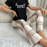 Conjunto de pijama de manga corta con estampado de mariposa y letra en la parte superior y pantalones largos a cuadros