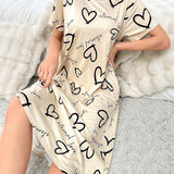 Vestido mini con hombros caidos y estampado de corazones y letras en toda la prenda de manga corta