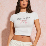 Camiseta blanca ajustada de verano con estampado de mariposas y letras en ingles, adecuada para citas romanticas, vacaciones en la playa y para cualquier ocasion casual