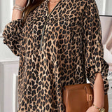 Blusa de manga enrollable con estampado de leopardo en a grande