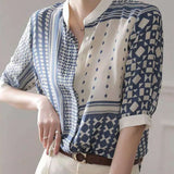 Camisa de verano para mujer con cuello redondo y estampado geometrico en azul y blanco con parches