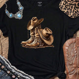 Camiseta grafica de manga corta con cuello redondo y a grande para mujer con botas y sombrero de vaquero occidental, conjunto casual de atuendo de vaquera