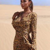 Blusa de malla traslucida con estampado de leopardo para mujer con cuello drapeado y lazo en la parte delantera