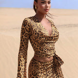 Blusa de malla traslucida con estampado de leopardo para mujer con cuello drapeado y lazo en la parte delantera