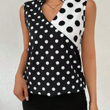 Blusa con cuello de muesca y estampado de lunares