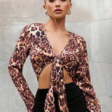 Blusa corta con estampado de leopardo y nudo delantero