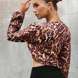 Blusa corta con estampado de leopardo y nudo delantero