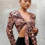 Blusa corta con estampado de leopardo y nudo delantero