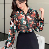 DAZY Blusa de chifon con botones frontales y estampado floral