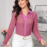 Camisa de encaje completo transparente de manga larga para mujer con frente abierto elegante y de moda en color morado profundo, perfecta para fiestas y citas