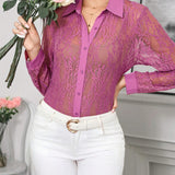 Camisa de encaje completo transparente de manga larga para mujer con frente abierto elegante y de moda en color morado profundo, perfecta para fiestas y citas