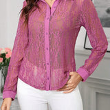 Camisa de encaje completo transparente de manga larga para mujer con frente abierto elegante y de moda en color morado profundo, perfecta para fiestas y citas