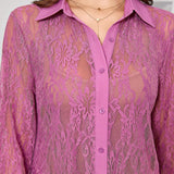 Camisa de encaje completo transparente de manga larga para mujer con frente abierto elegante y de moda en color morado profundo, perfecta para fiestas y citas