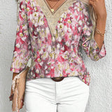 Blusa de mujer con mangas 3/4 de estampado floral completo y remiendo de flor con cuello en V