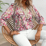 Blusa de mujer con mangas 3/4 de estampado floral completo y remiendo de flor con cuello en V