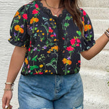 Blusa de verano de a grande con estampado floral, parche de encaje y mangas cortas con cuello en V