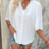 Camisa blanca de verano para mujer con encaje en el cuello en forma de V, detalles de parches en contraste, mangas con volantes plisados