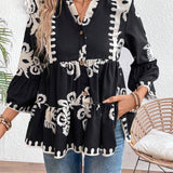 Blusa de mujeres con capas multiples y botones medio abiertos con ribete de volantes