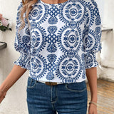 Blusa de mujer para principios del otono, de longitud media, con cuello redondo y estampado de patron rural en azul y blanco