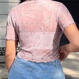 Camisa de malla con estampado floral pequeno morado transparente y manga corta con borde ondulado para vacaciones de verano en as grandes de mujer