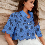 Camisa de verano elegante con bordado de margaritas al azar y mangas cortas ahuecadas para mujer