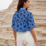 Camisa de verano elegante con bordado de margaritas al azar y mangas cortas ahuecadas para mujer