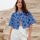 Camisa de verano elegante con bordado de margaritas al azar y mangas cortas ahuecadas para mujer