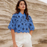 Camisa de verano elegante con bordado de margaritas al azar y mangas cortas ahuecadas para mujer