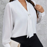 Prive Blusa blanca elegante de ajuste cenido de chifon con tetura, cuello de perlas decorativo, para uso laboral y diario, a grande, primavera otono