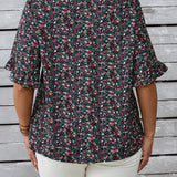 Camisa casual de manga corta con cuello redondo y estampado floral diminuto en toda la prenda, a grande