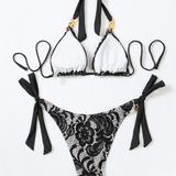 bikini triángulo con encaje con diseño de cadena con cordón trasero