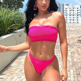 Bikini de dos piezas con textura veraniega y estilo bandeau en color fucsia, de uso fácil para relajarte