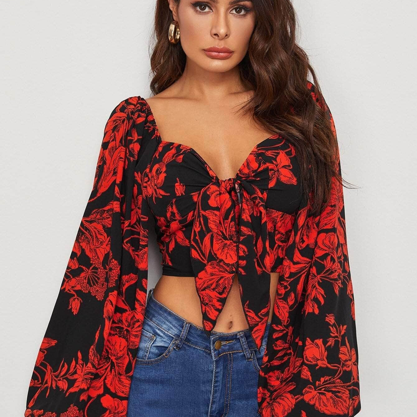 Top corto floral de manga farol con diseño fruncido con cordón delantero