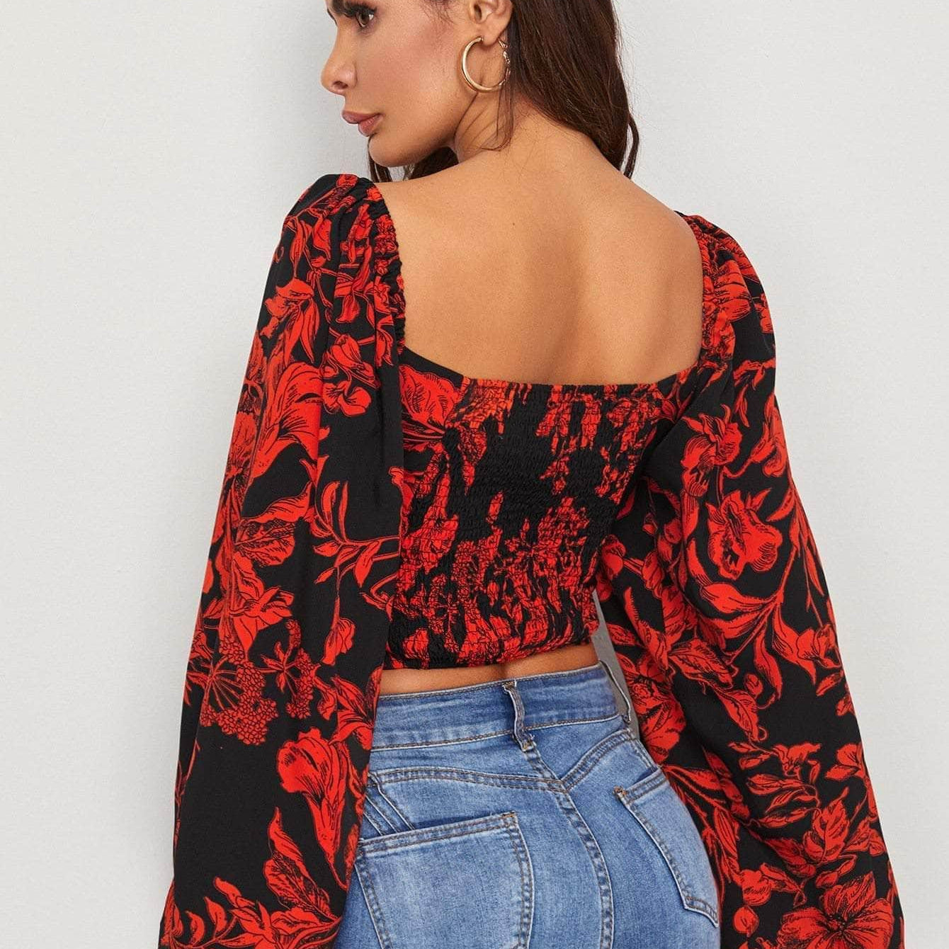 Top corto floral de manga farol con diseño fruncido con cordón delantero