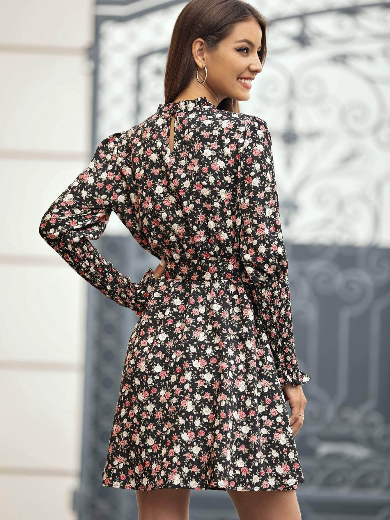 Vestido línea A con cinturón con estampado floral