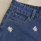 Shorts en mezclilla con bordado floral