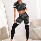 Yoga Trendy Camiseta deportiva con estampado de camuflaje & Leggings deportivos de rayas con bolsillo para telefono