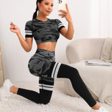 Yoga Trendy Camiseta deportiva con estampado de camuflaje & Leggings deportivos de rayas con bolsillo para telefono