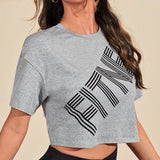 Street Sport Camiseta deportiva crop con estampado de letra de hombros caidos