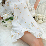 Vestido de dormir con estampado floral bajo con fruncido