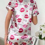 Conjunto de pijama con estampado de labio y letra ribete en contraste de saten