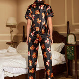 Conjunto de pijama de saten con ribetes en contraste y estampado de oso