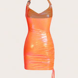 ICON Vestido ajustado holografico con cordon lateral de cuello halter de espalda abierta de color metalico