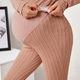 Conjunto De Dos Piezas Para Embarazadas De Camiseta De Cuello Medio-alto Y Pantalones Acampanados De Cintura Ajustable En Color Solido