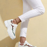 Zapatillas de deporte minimalistas con cordones en la parte delantera, par de zapatillas deportivas blancas solidas