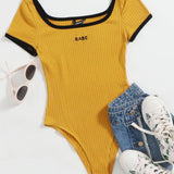 Amarillo / M Body tejido de canalé con bordado de letra ribete en contraste