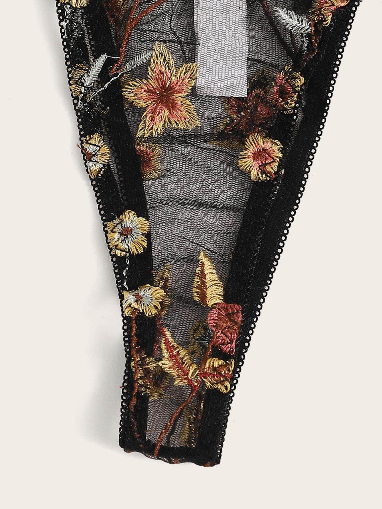 Brasier con bordado floral con tanga con cordón