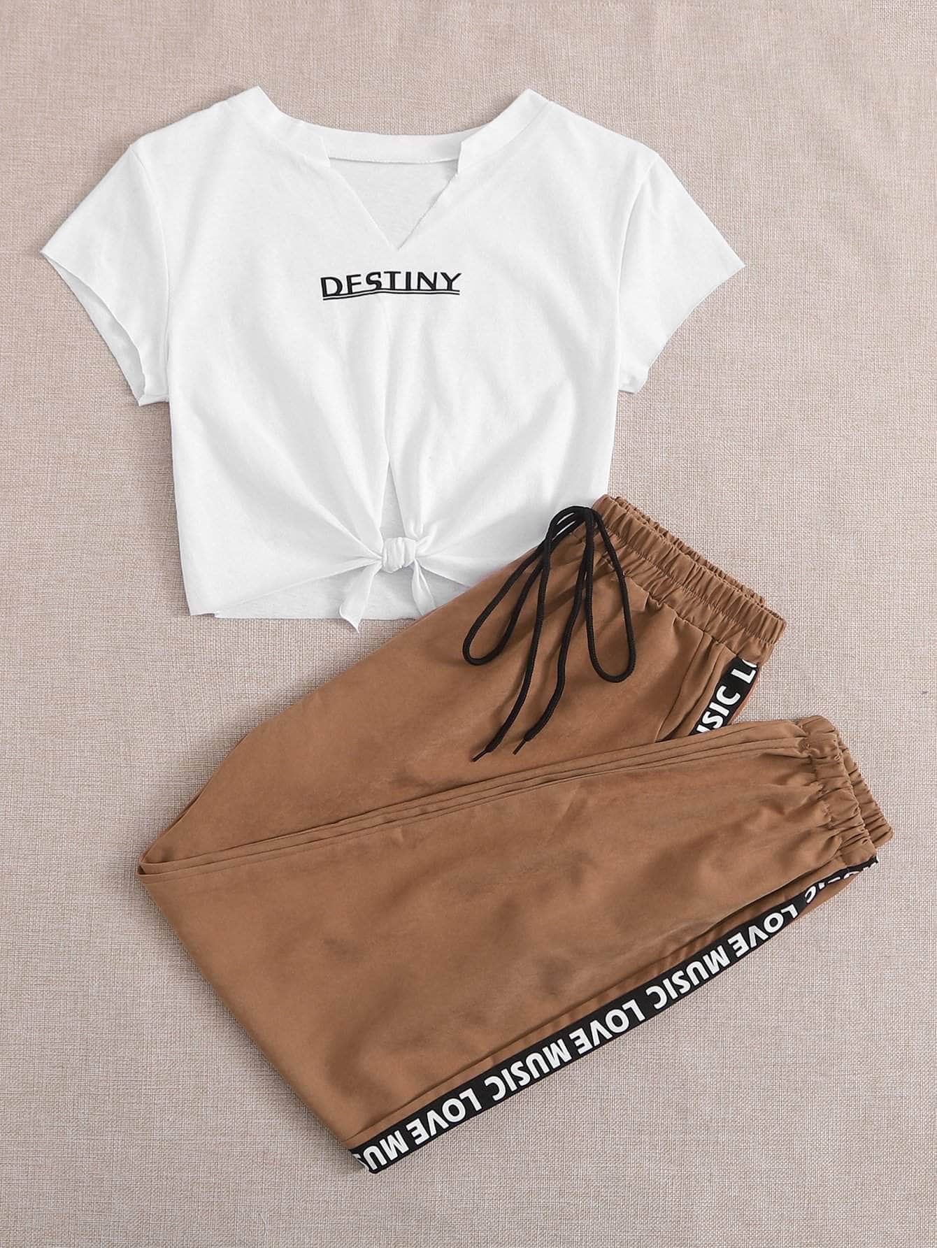 Camiseta con cordón delantero con estampado de letra con pantalones deportivos con cinta con letra