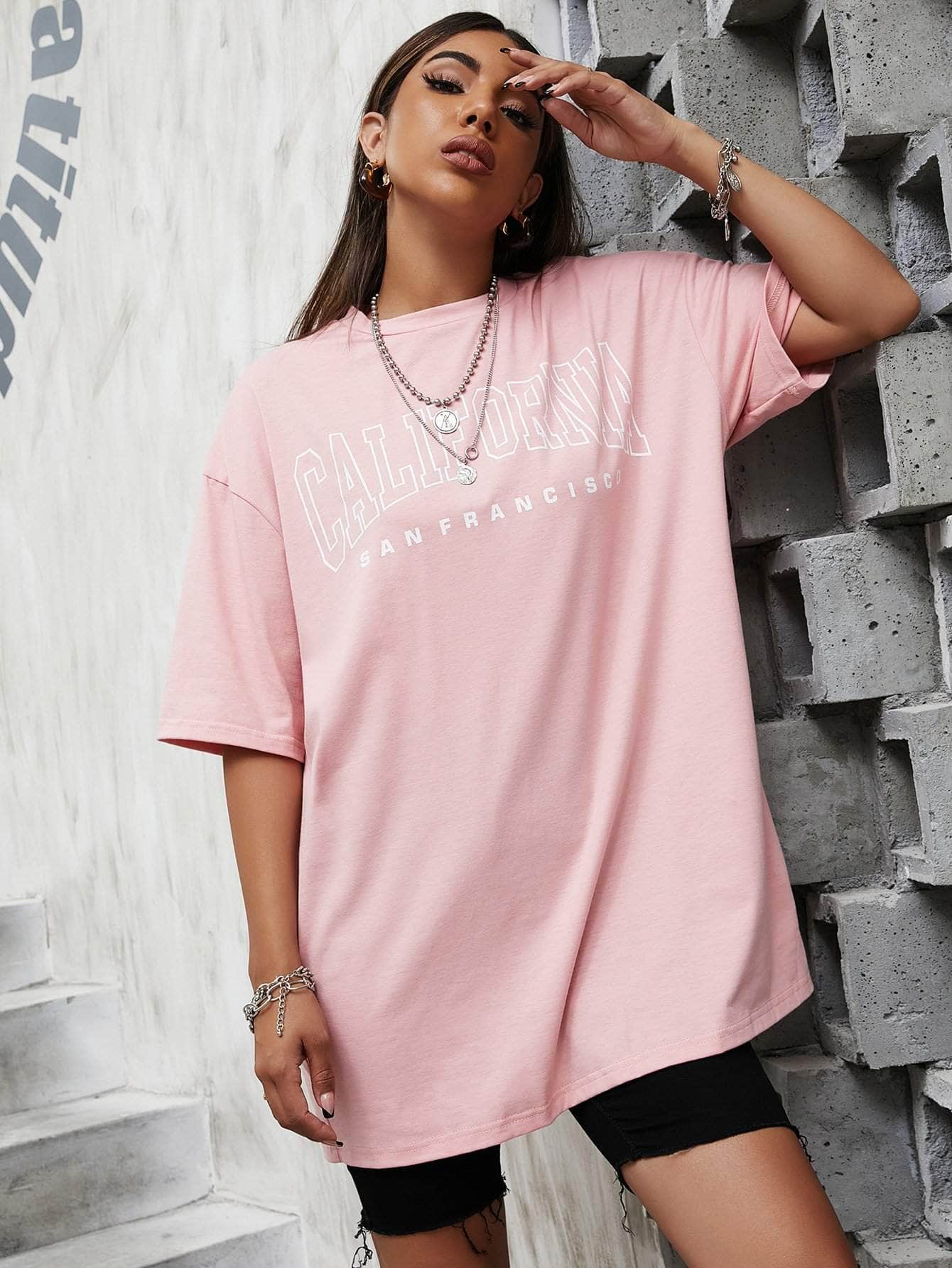 Bebe Rosa / L Camiseta de hombros caídos con estampado de letra