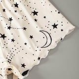 Conjunto de pijama top de tirantes corto ribete en abanico con estampado de letra y galaxia con shorts